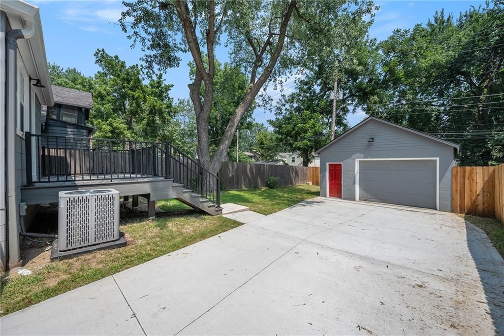 Photo 15 of 17 - 4237 Genessee Street