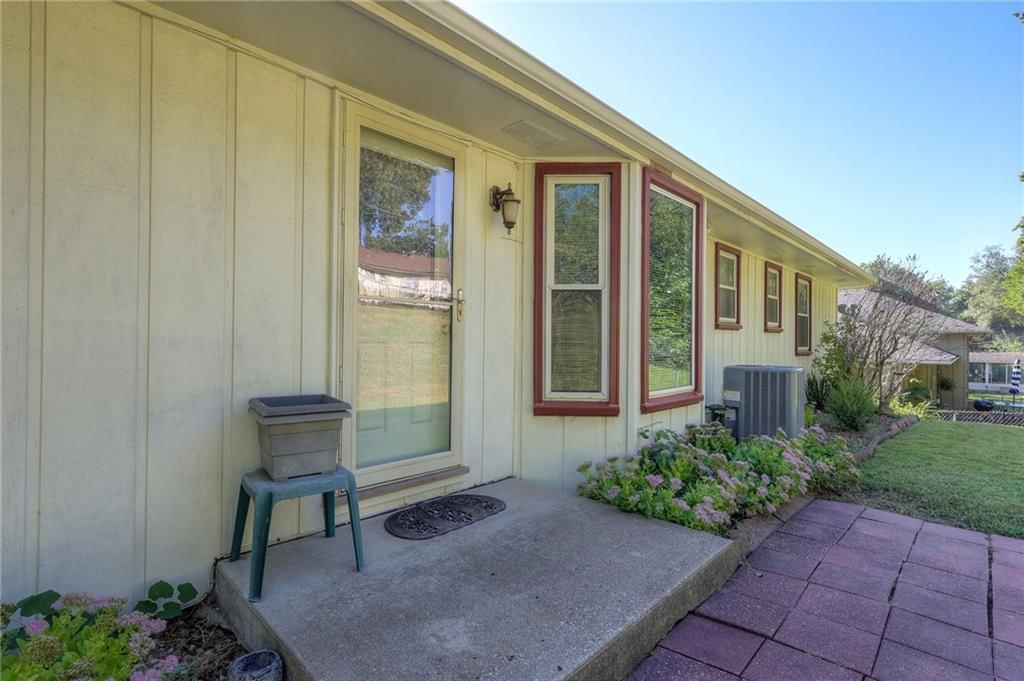 Photo 5 of 36 - 2426 N 68th Place