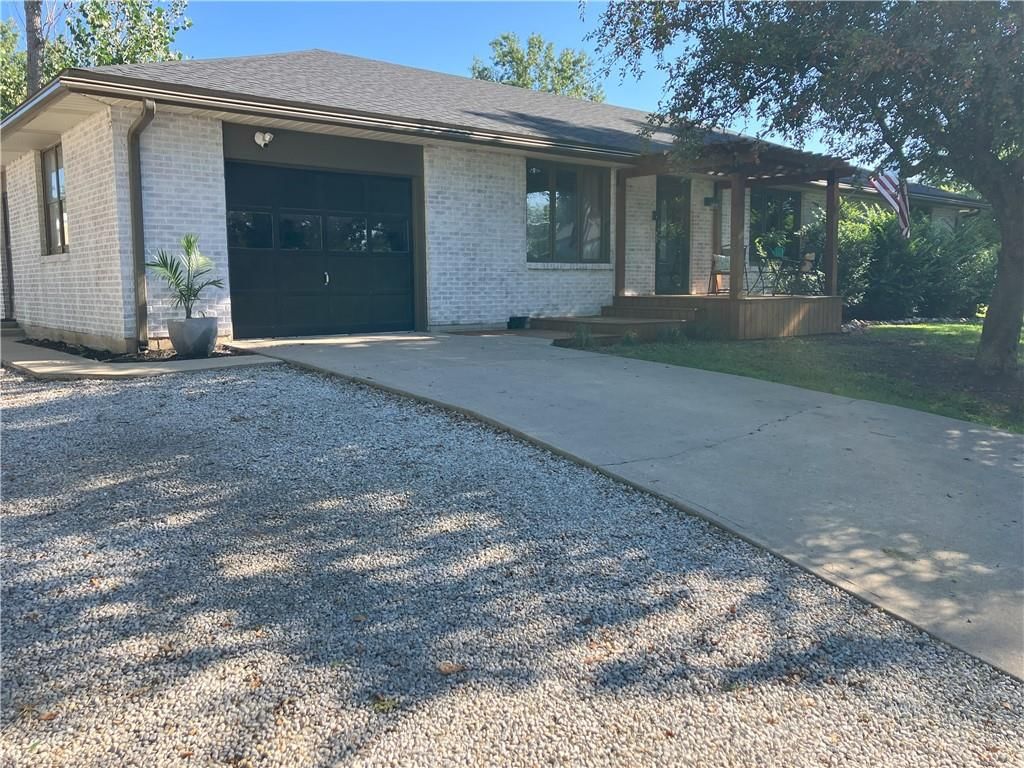 708 E Grand Avenue — photo 4