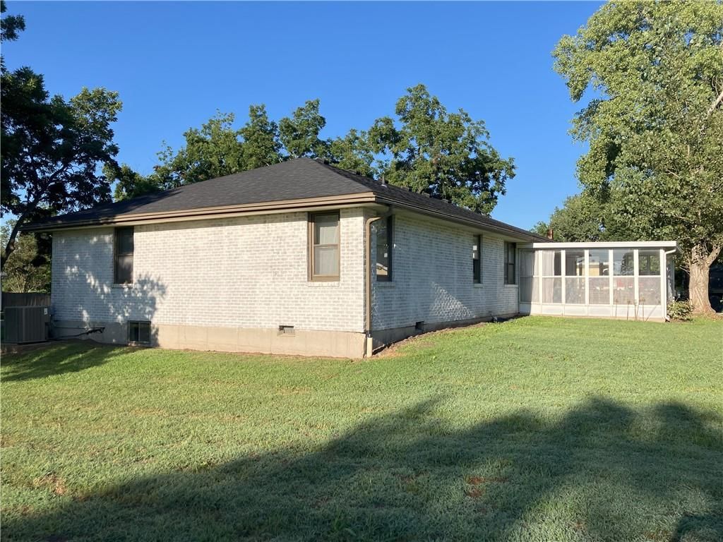 708 E Grand Avenue — photo 11