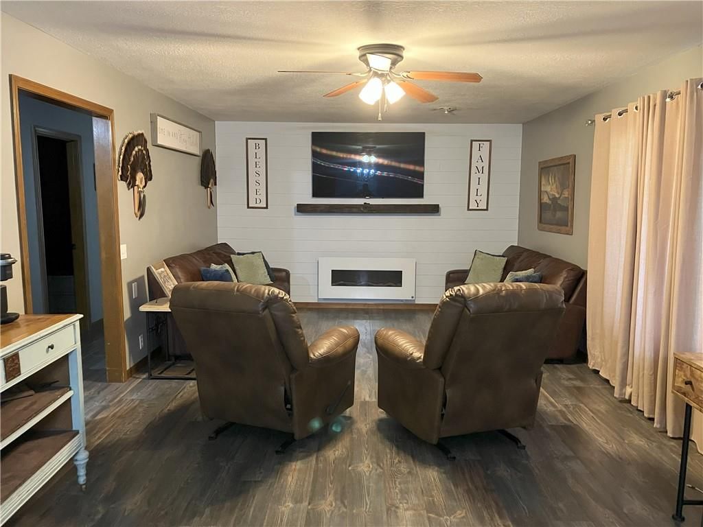 708 E Grand Avenue — photo 28