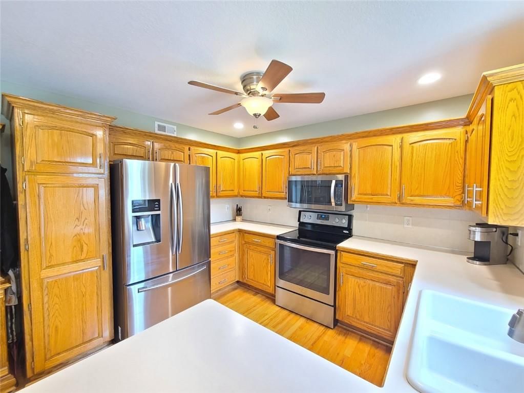 Photo 15 of 43 - 421 Granite Drive