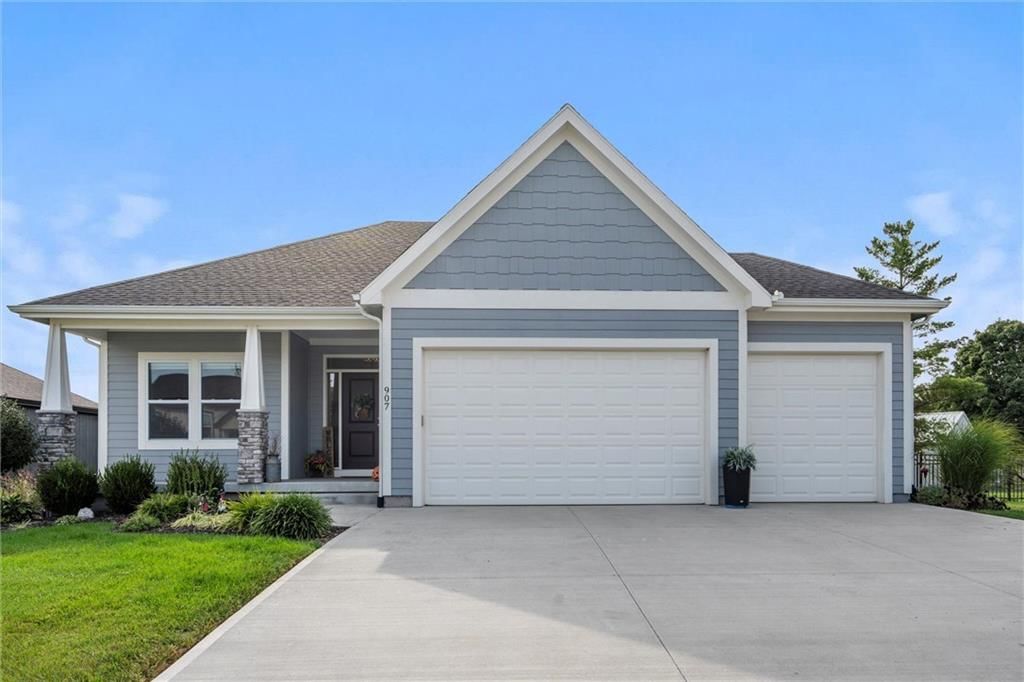 907 N Willow Court, Tonganoxie, KS