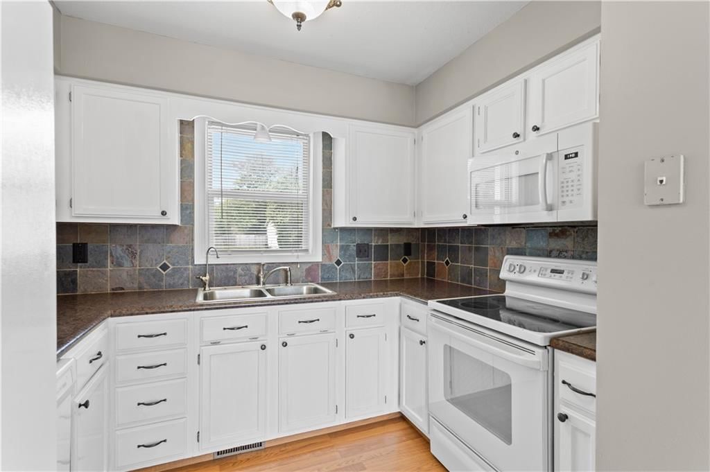 Photo 10 of 26 - 1618 Cottonwood Street