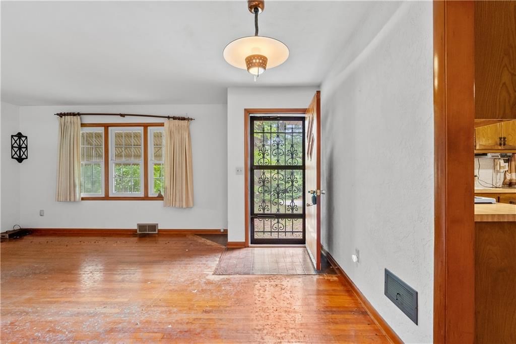 Photo 5 of 36 - 2061 Eastridge Drive