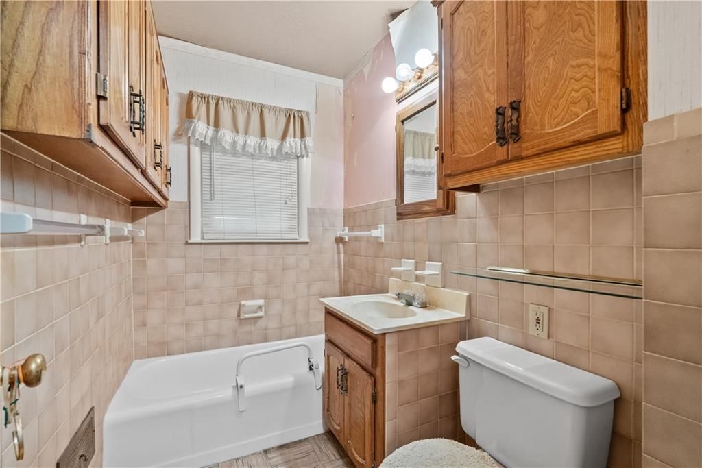 Photo 10 of 36 - 2061 Eastridge Drive