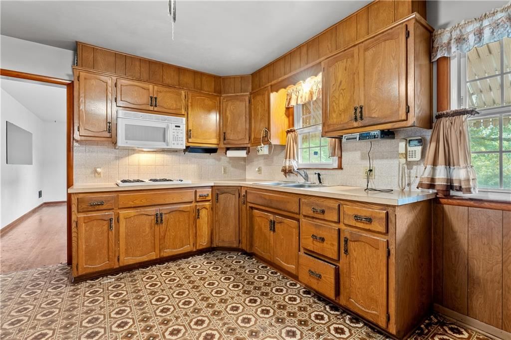 Photo 11 of 36 - 2061 Eastridge Drive