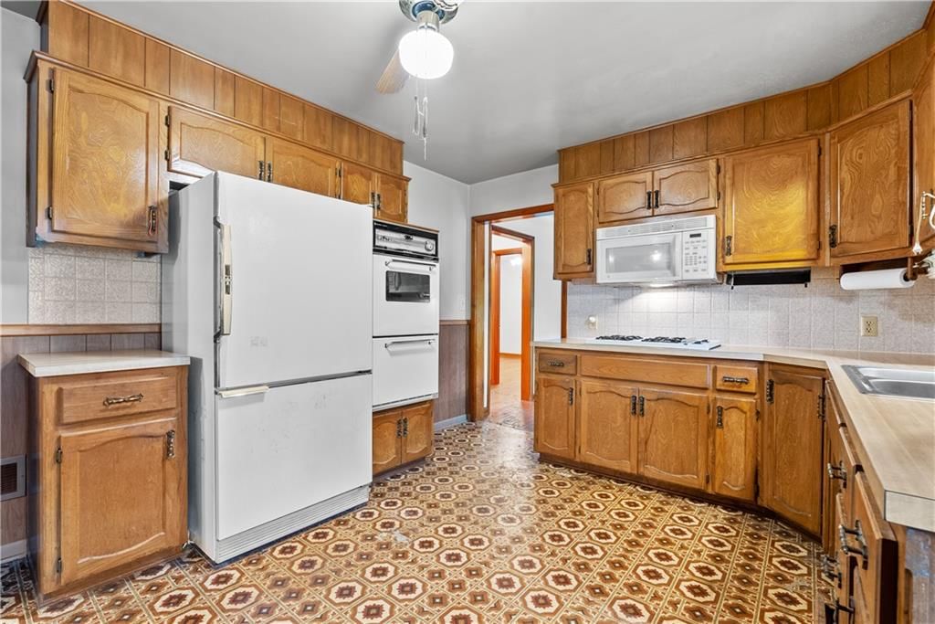 Photo 12 of 36 - 2061 Eastridge Drive