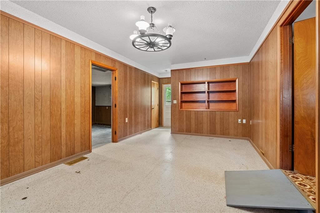 Photo 15 of 36 - 2061 Eastridge Drive