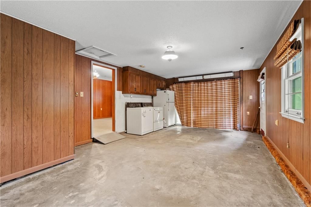 Photo 16 of 36 - 2061 Eastridge Drive