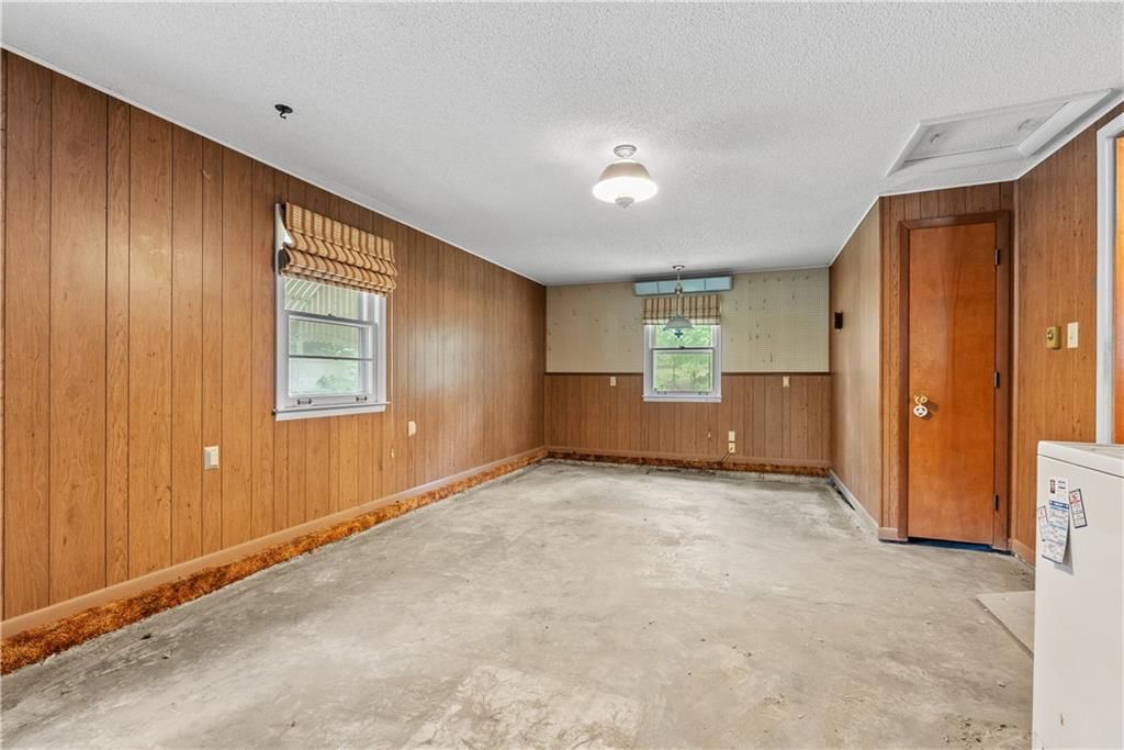 Photo 17 of 36 - 2061 Eastridge Drive