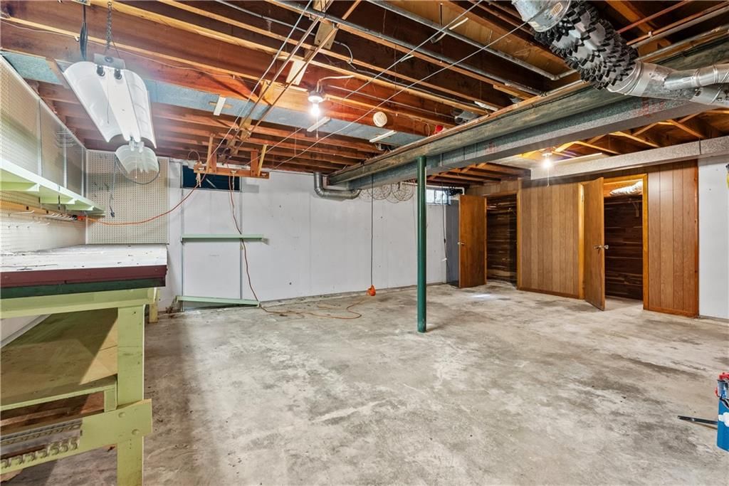 Photo 18 of 36 - 2061 Eastridge Drive
