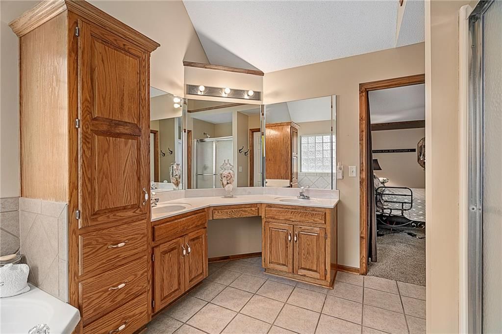 Photo 15 of 35 - 1809 Hedgewood Drive