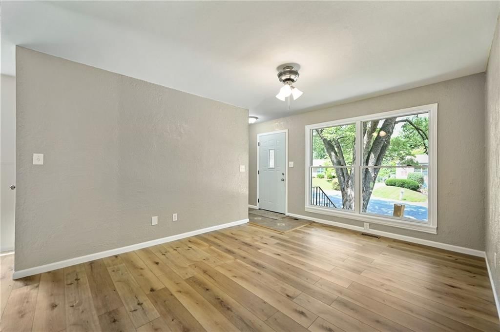 Photo 7 of 17 - 18307 E 18th Street N