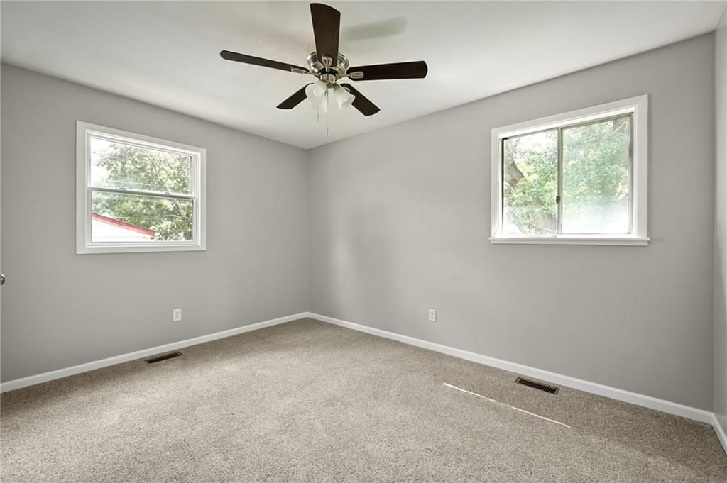 Photo 13 of 17 - 18307 E 18th Street N
