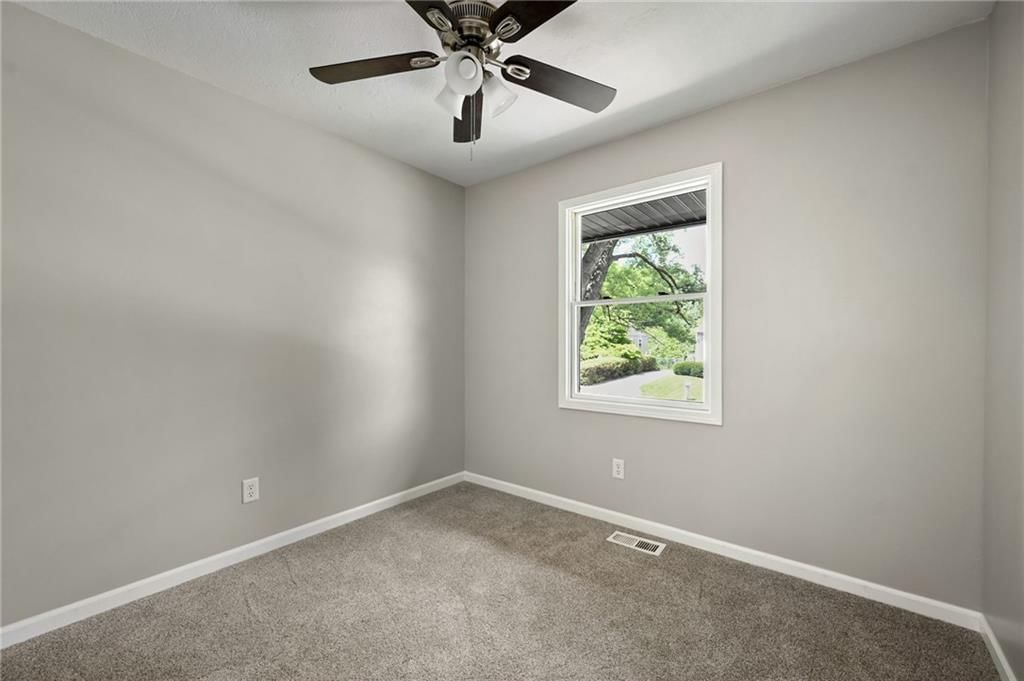Photo 15 of 17 - 18307 E 18th Street N