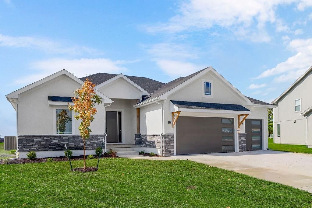 16527 W 166th Court, Olathe, KS