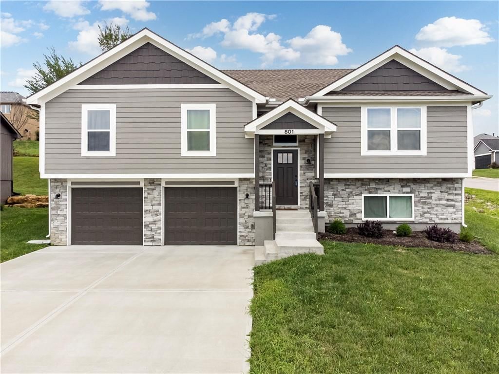 801 SW Apple Grove Court, Grain Valley, MO