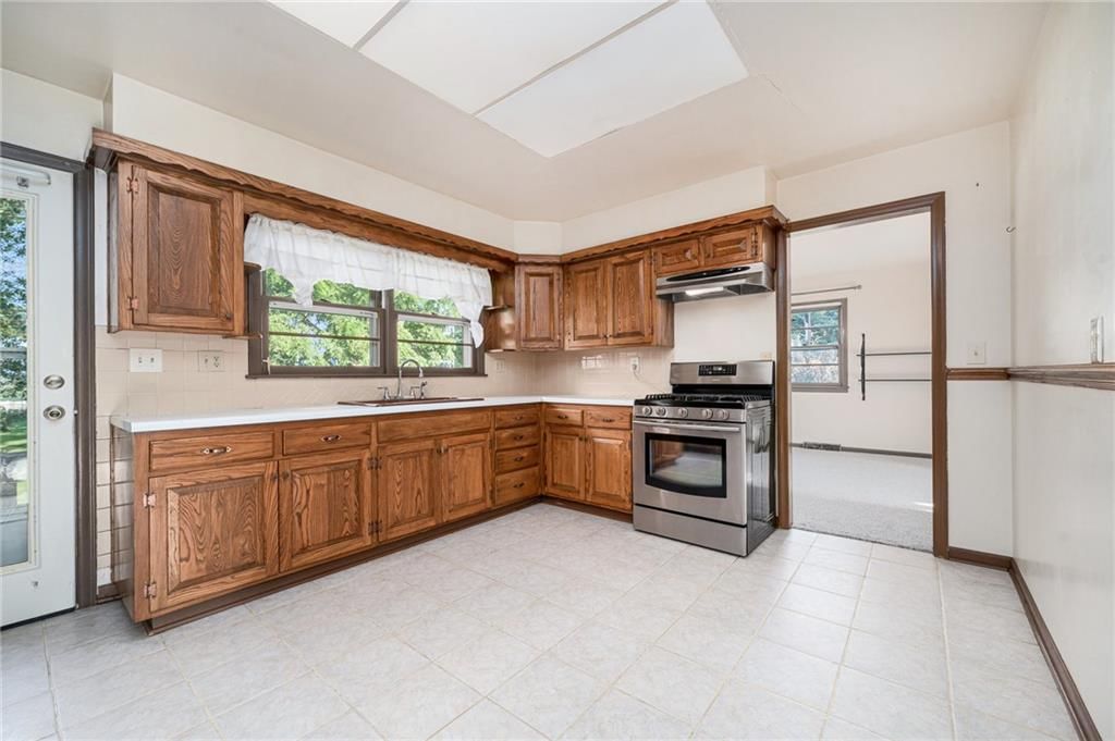 Photo 10 of 27 - 2604 S 74th Street