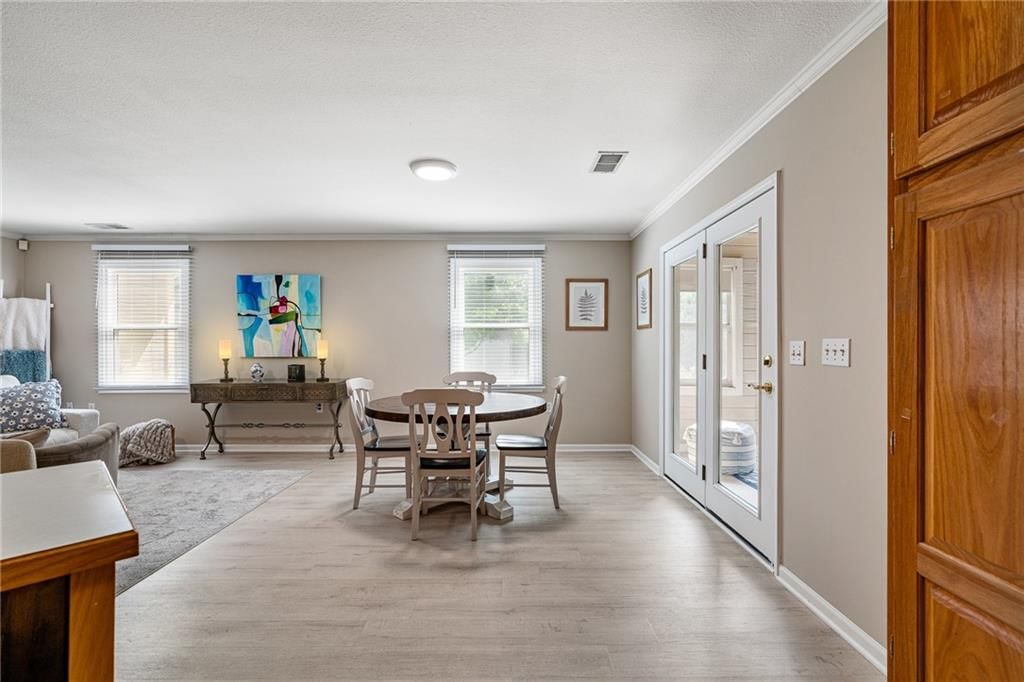 Photo 11 of 29 - 781 N Somerset Terrace