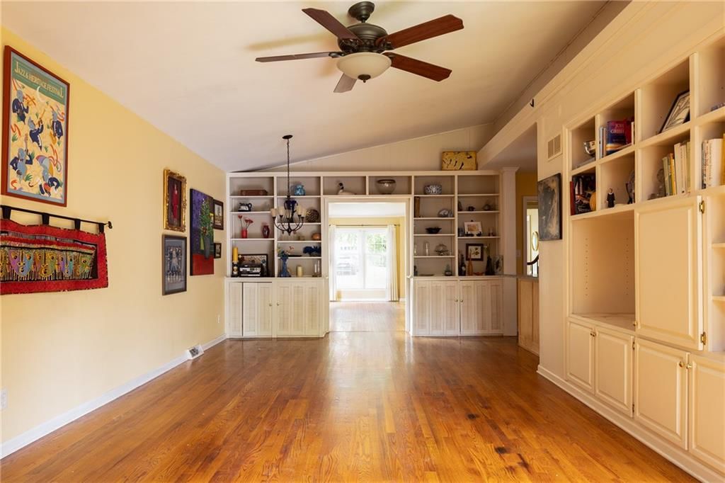 Photo 5 of 18 - 2207 W 79th Terrace