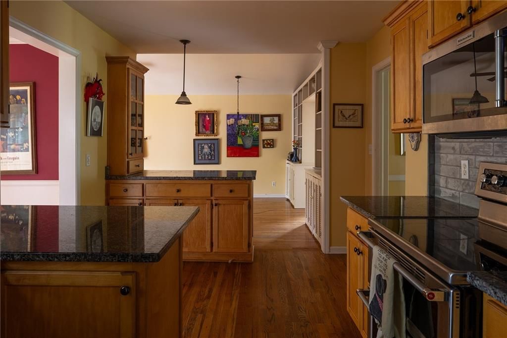 Photo 6 of 18 - 2207 W 79th Terrace