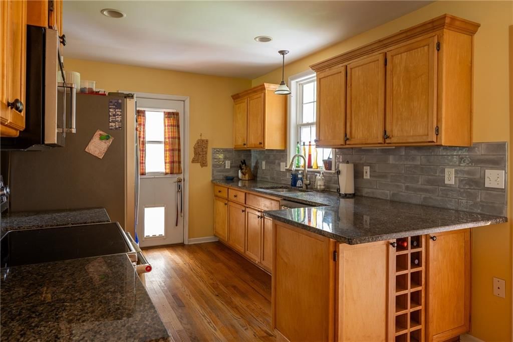 Photo 8 of 18 - 2207 W 79th Terrace