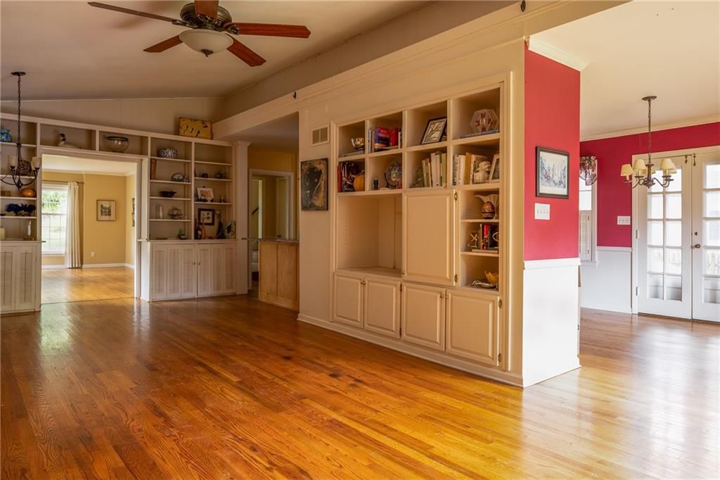 Photo 11 of 18 - 2207 W 79th Terrace
