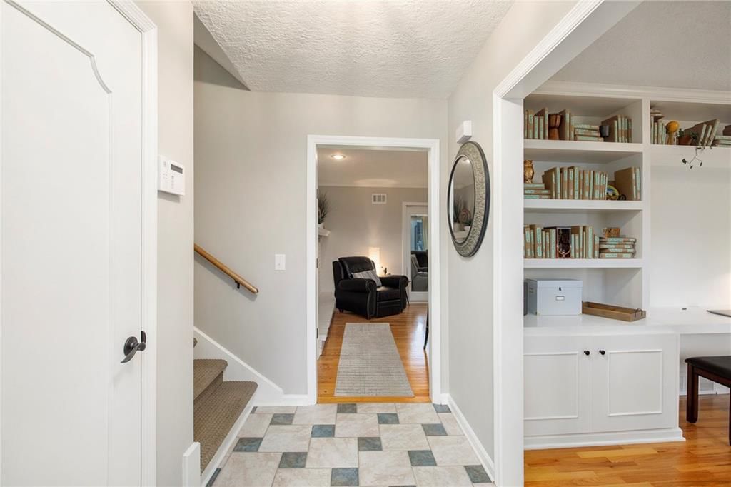 Photo 5 of 28 - 10503 W 97th Terrace