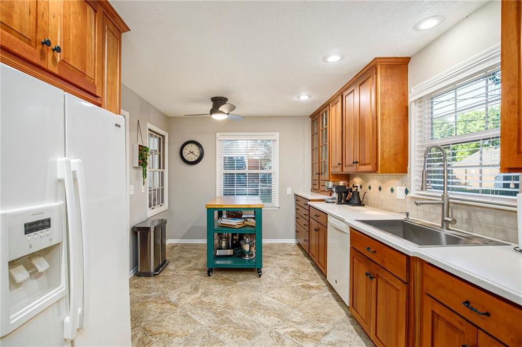 Photo 9 of 28 - 10503 W 97th Terrace