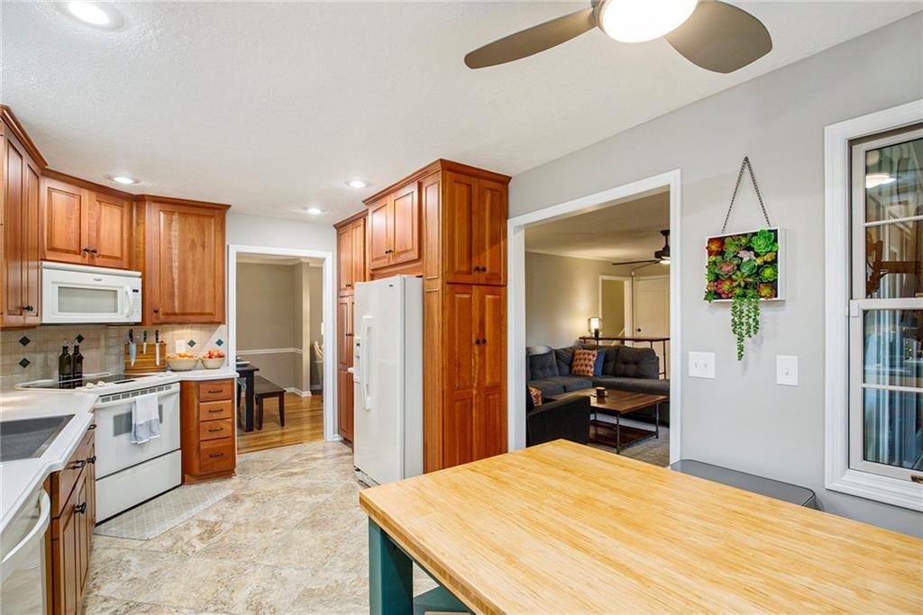 Photo 10 of 28 - 10503 W 97th Terrace