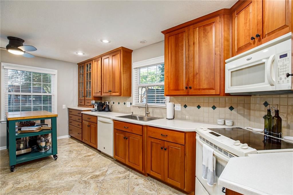 Photo 11 of 28 - 10503 W 97th Terrace
