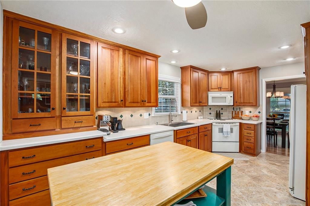 Photo 12 of 28 - 10503 W 97th Terrace
