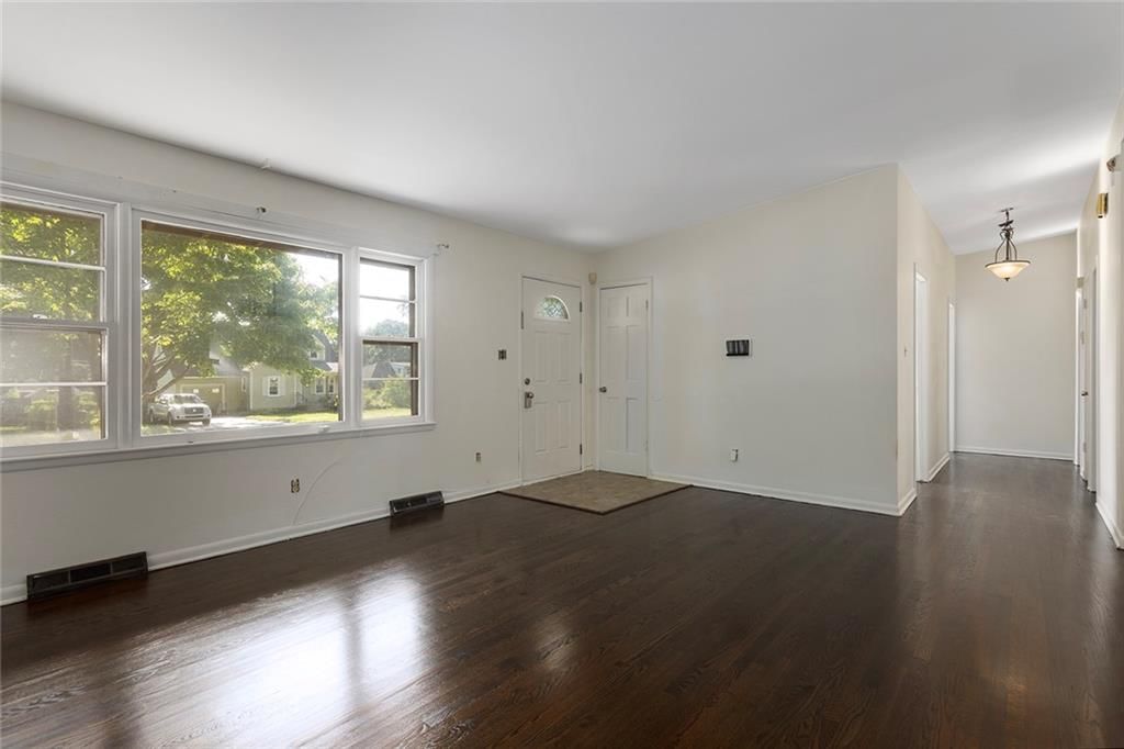 Photo 5 of 38 - 5640 Monrovia Street