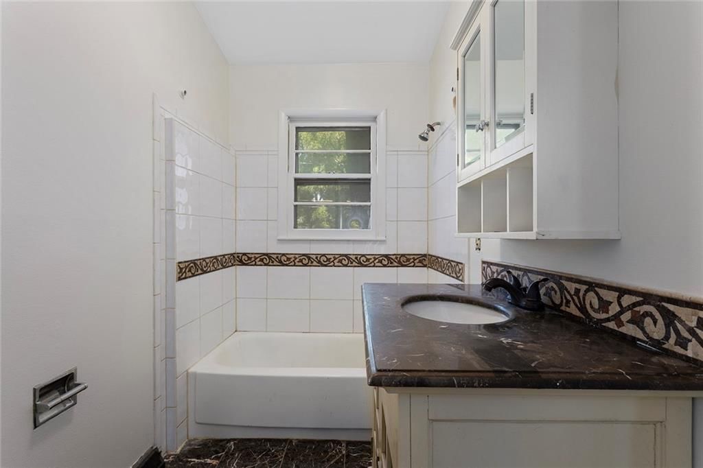 Photo 15 of 38 - 5640 Monrovia Street