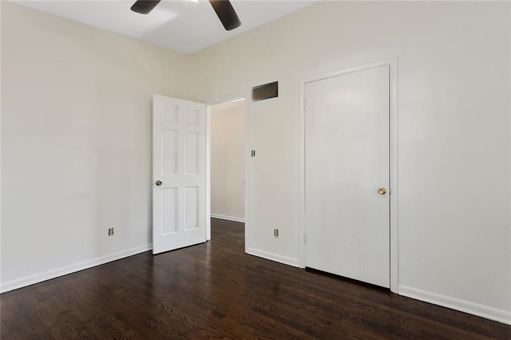Photo 18 of 38 - 5640 Monrovia Street