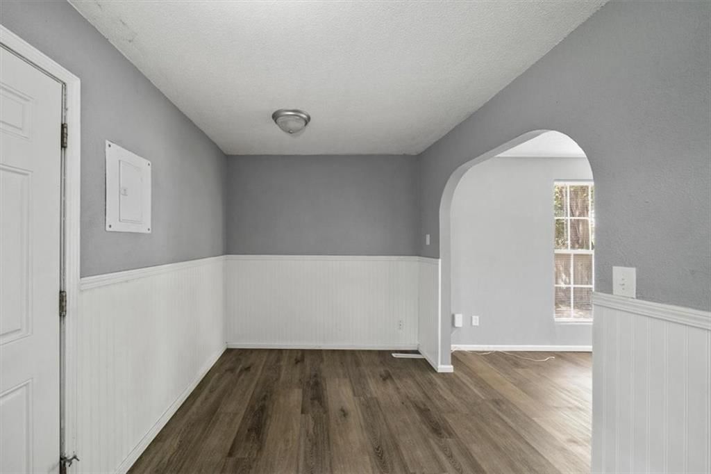 Photo 10 of 29 - 4913 Alma Avenue