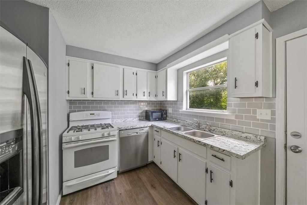 Photo 11 of 29 - 4913 Alma Avenue