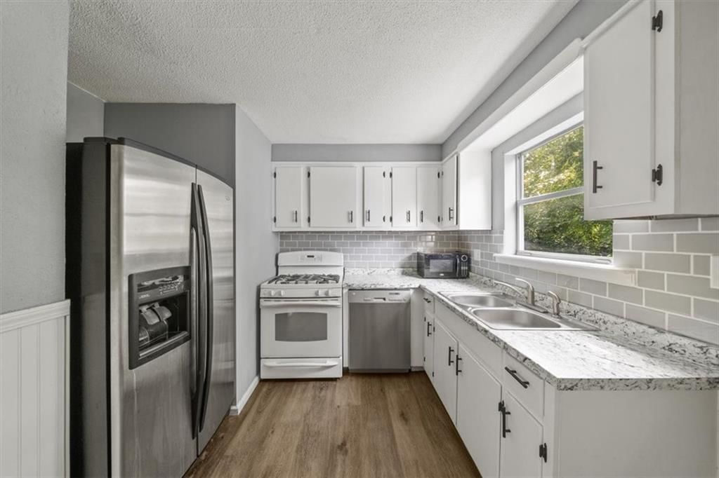 Photo 12 of 29 - 4913 Alma Avenue