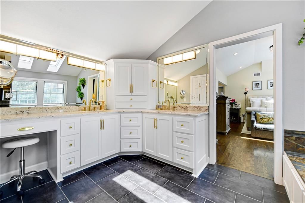 444 Lakeshore West Street — photo 31