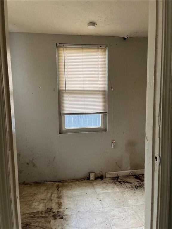 Photo 9 of 11 - 905 W Linden Avenue