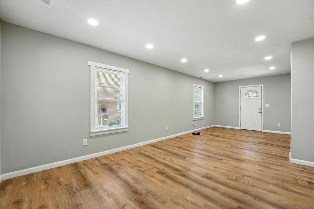 Photo 12 of 48 - 5202 Saida Avenue