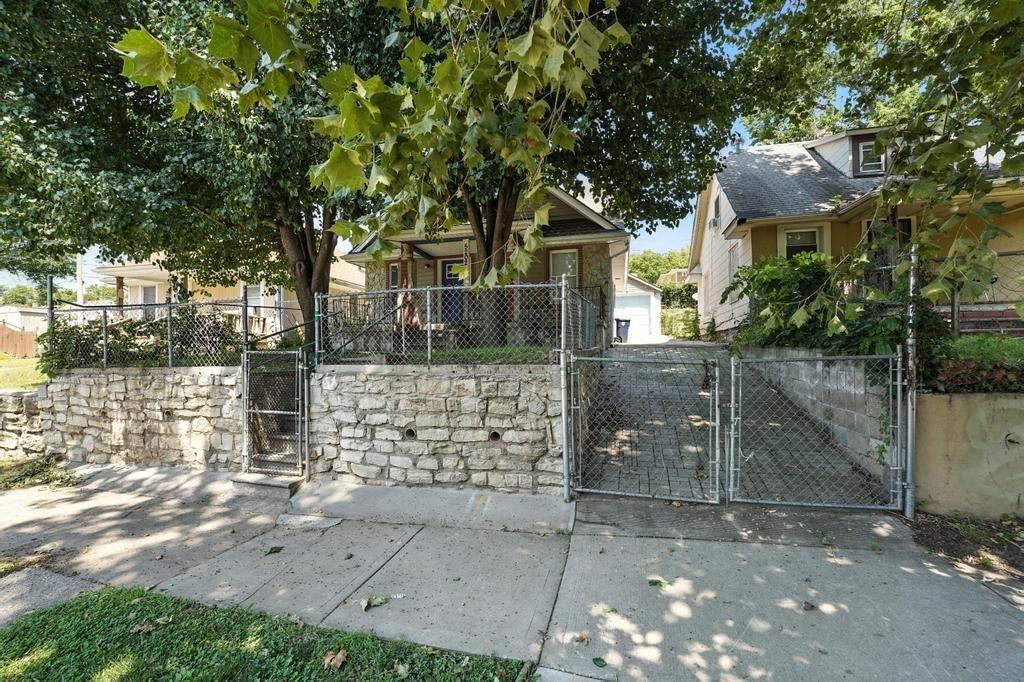 Photo 29 of 48 - 5202 Saida Avenue