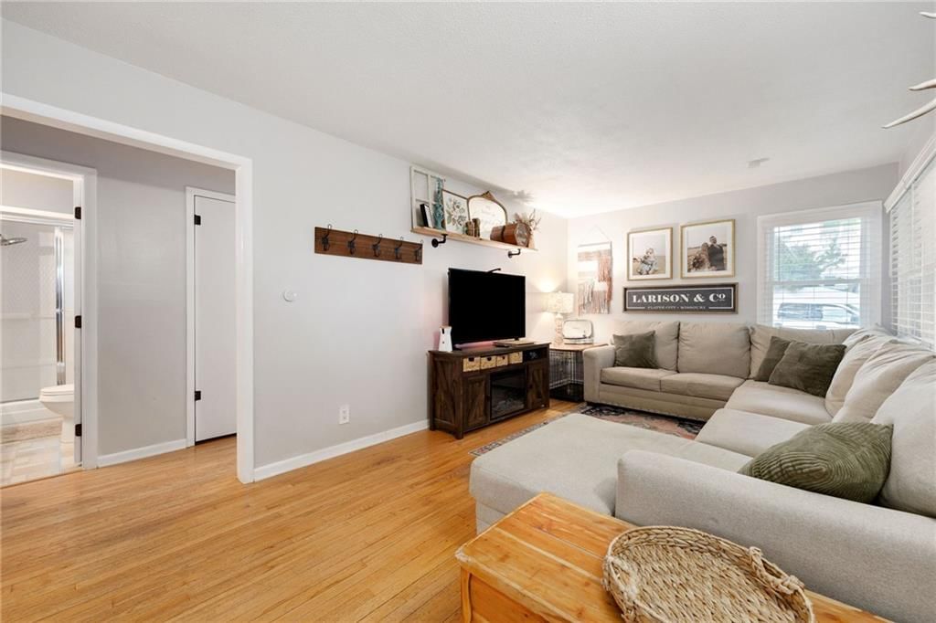 Photo 14 of 37 - 304 Paxton Street