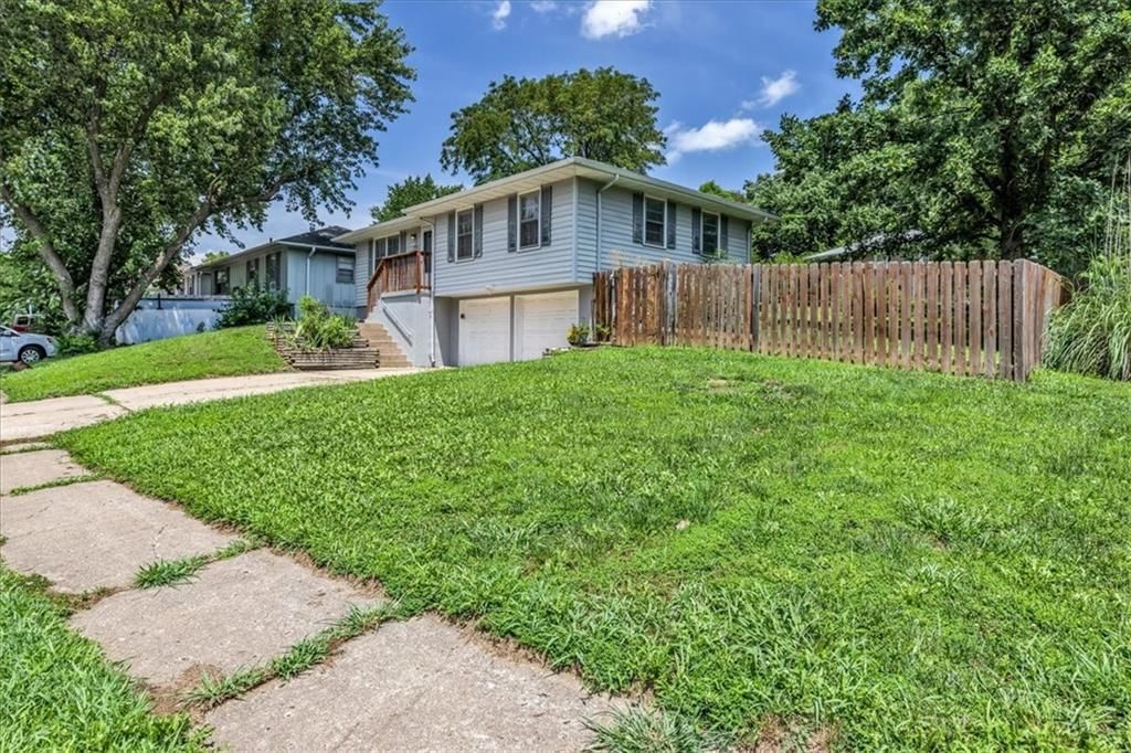 Photo 2 of 30 - 1925 S LESLIE Drive
