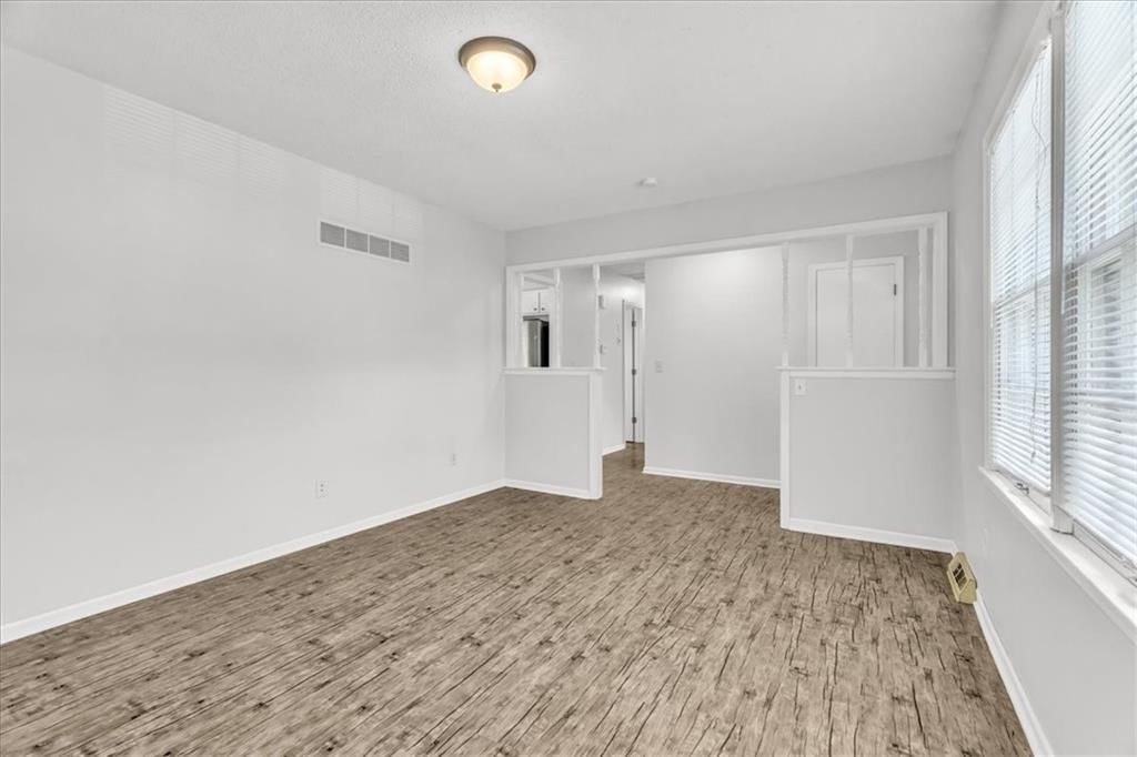 Photo 5 of 30 - 1925 S LESLIE Drive