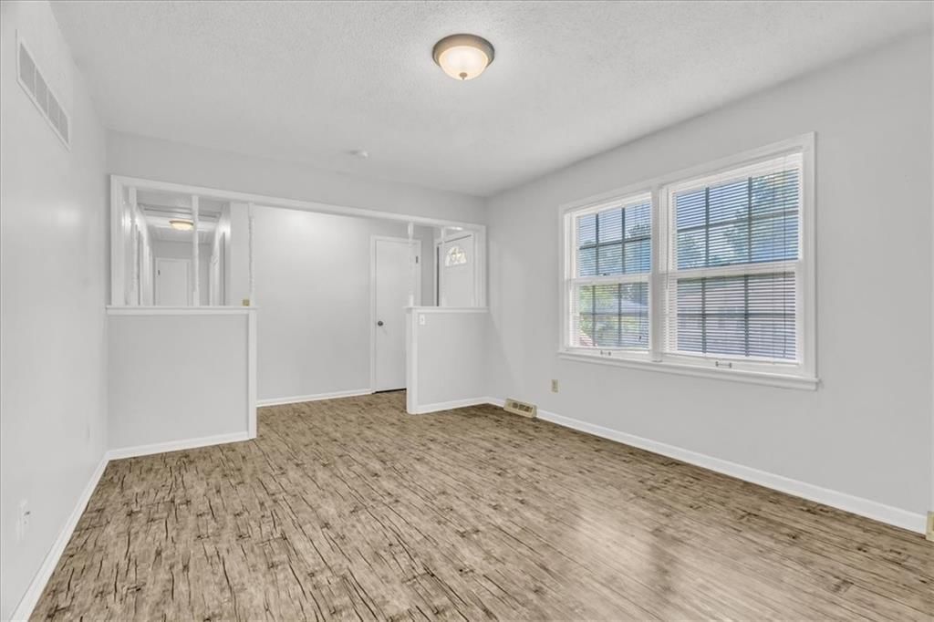 Photo 6 of 30 - 1925 S LESLIE Drive