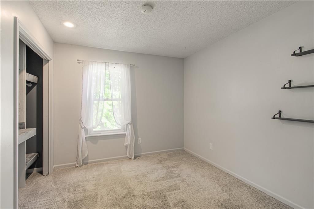 Photo 16 of 25 - 3131 S 47th Terrace