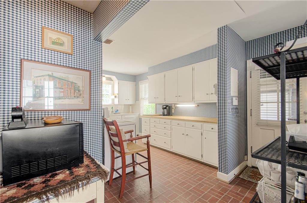 Photo 11 of 46 - 619 W 67th Terrace