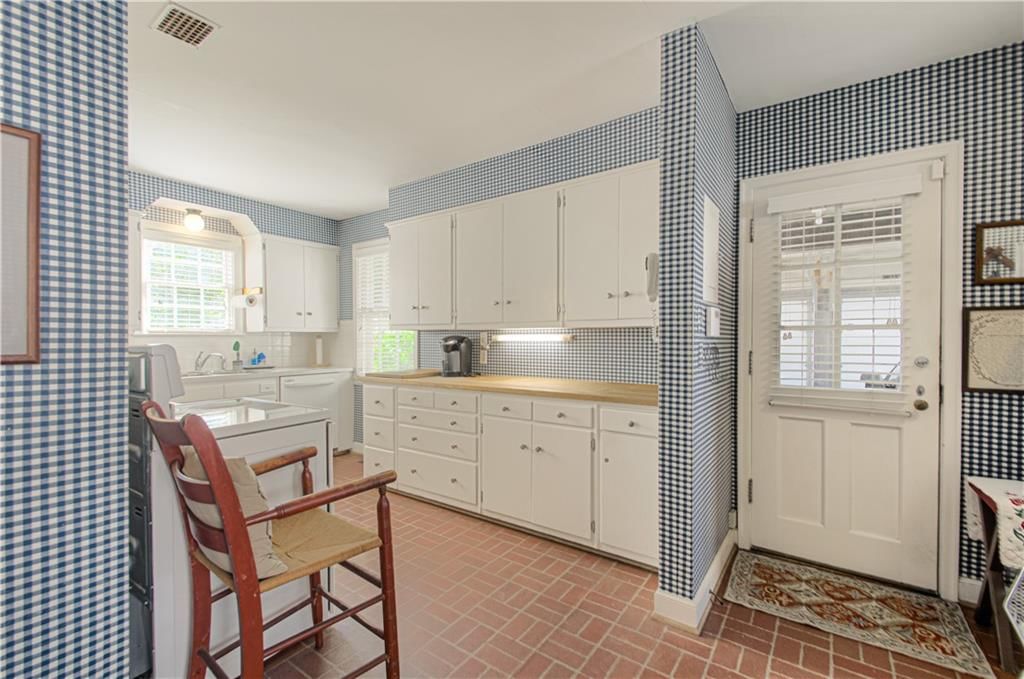 Photo 12 of 46 - 619 W 67th Terrace